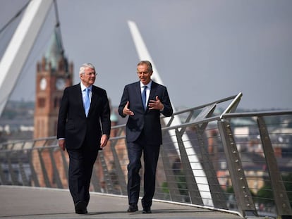 Major y Blair, juntos en Derry, Irlanda del Norte.