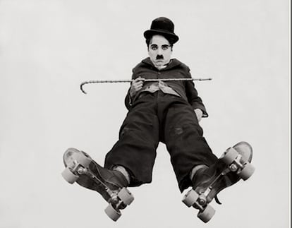 Charles Chaplin encarna a Charlot, el Vagabundo, un personaje lleno de ternura y de humor, el torpe de buen corazón, en la película 'Charlot, héroe del patín' de 1916, en otro título que forja la leyenda de su cine mudo.