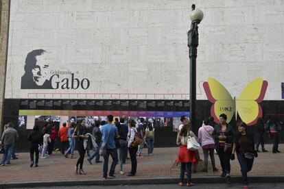 Un grupo de personas se reúnen ante la Biblioteca Luis Ángel Arango de Bogotá donde se ha colgado un cartel con una pequeña biografía en memoria de García Márquez.