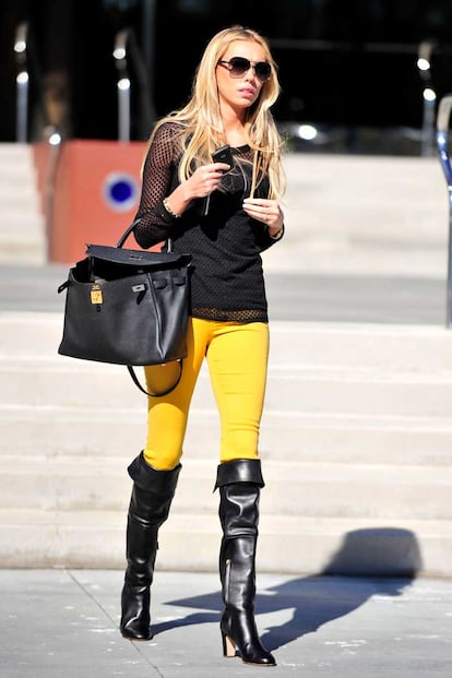 Su hermana Petra también hace gala de un gusto muy peculiar con estos pantalones amarillos combinados con el bolso más caro del mundo.