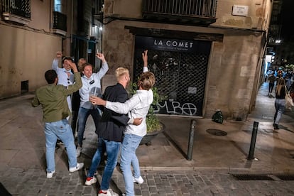 Un grupo de jóvenes saliendo de fiesta por Ciutat Vella en Barcelona en una imagen de 2021.