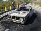 Vehículo calcinado tras enfrentamiento de autoridades y narcos en México