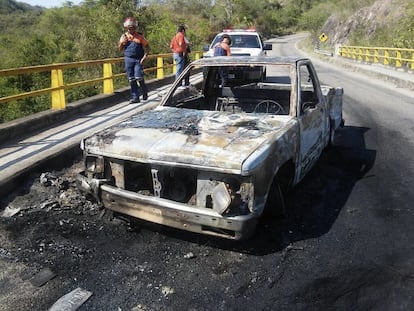 Vehículo calcinado tras enfrentamiento de autoridades y narcos en México