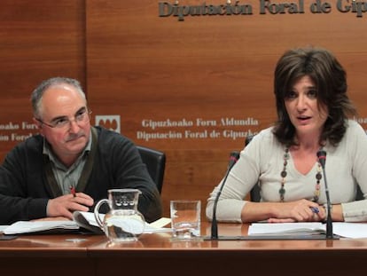 La diputada de acienda de Gipuzkoa, Helena Franco, junto al director de su departamento, Xabier Olano.