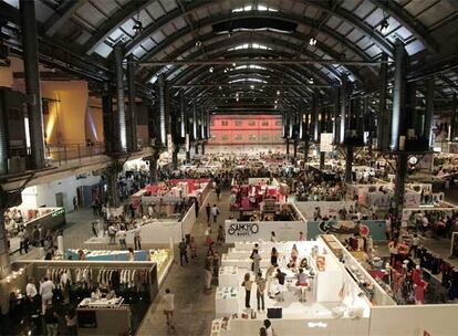 La gran feria de la moda urbana Bread and Butter, que arranca ayer, acoge hasta el viernes cerca de 100.000 profesionales de la moda. Por quinta vez el recinto ferial de Montjuïc recibirá a más de mil expositores relacionados con la moda más callejera y sus complementos.