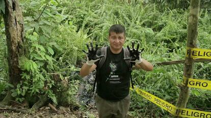 Frame do filme 'Toxitour' mostra Donald Moncayo, o guia local.