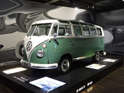 La aparición de la Combi de Volkswagen en 1950 borró las fronteras entre auto, bus y camión, ya que este vehículo resultaba adecuado para muchos propósitos diferentes. Ofrecía el confort de un turismo, la capacidad de transporte de un minibús y el espacio de carga de un camión ligero.