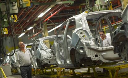 Trabajadores en la fábrica de General Motors en Figueruelas.