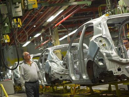 Trabajadores en la fábrica de General Motors en Figueruelas.