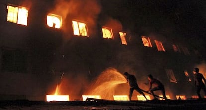 Los bomberos intentan sofocar el incendio en Dacca.