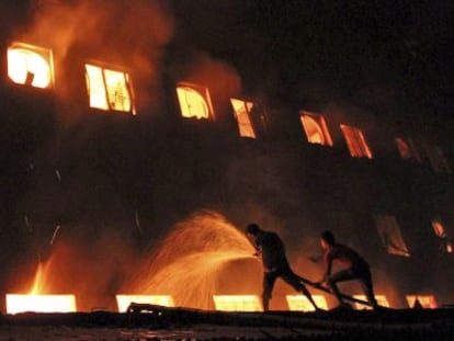 Los bomberos intentan sofocar el incendio en Dacca.