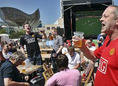 Seguidores del Manchester bebiendo cerveza en el Puerto Olmpico.