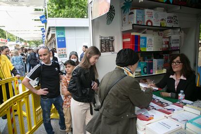 Elvira Lindo en la Feria del Libro de Madrid, este sábado.