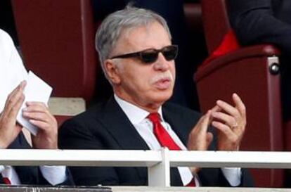 Stan Kroenke, dueño del Arsenal, en un partido contra el Burnley, en mayo pasado.
