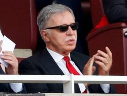 Stan Kroenke, due&ntilde;o del Arsenal, en un partido contra el Burnley, en mayo pasado. 