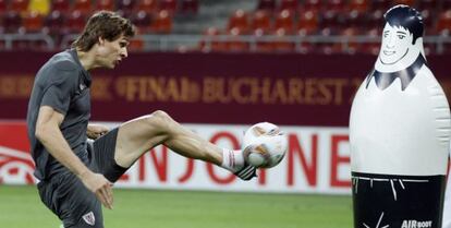 Llorente golpea el balón durante el entrenamiento en Bucarest.