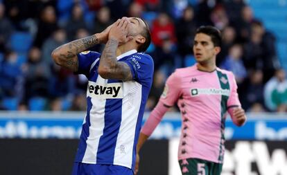 Joselu se lamenta tras una ocasión fallida ante el Betis 