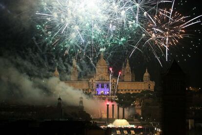 Fuegos artificiales al acabar la ceremonia en el MNAC.