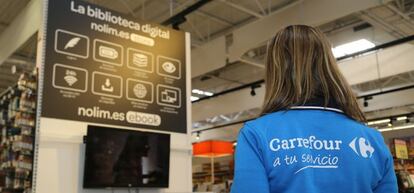 Una empleada de la sección de tecnología de Carrefour.