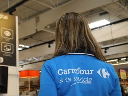 Una empleada de la secci&oacute;n de tecnolog&iacute;a de Carrefour.