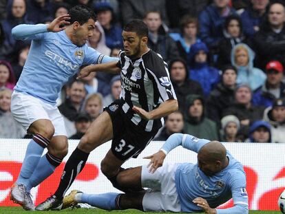 De Jong lesiona de gravedad a Ben Arfa en presencia de Tévez.