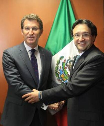 El presidente de la Xunta de Galicia, Alberto N?ez Feijoo, saluda al director general de PMI -la filial internacional de Pemex-, Jos Manuel Carrera (d), en la sede central de la compa?a mexicana en Ciudad de Mxico.