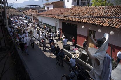 El nuncio apostólico en México, Franco Coppola, a su llegada para celebrar una misa por la paz en el municipio de Aguililla, en Michoacán. Coppola ha criticado indirectamente la dejadez del Gobierno: “La mafia florece donde el Estado no está”.