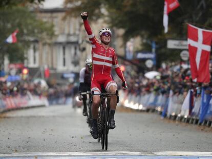 Mads Pedersen celebra su victoria en el Mundial.