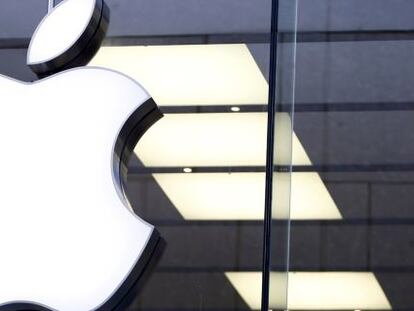 Logo de Apple en las oficinas de Munich, en Alemania.