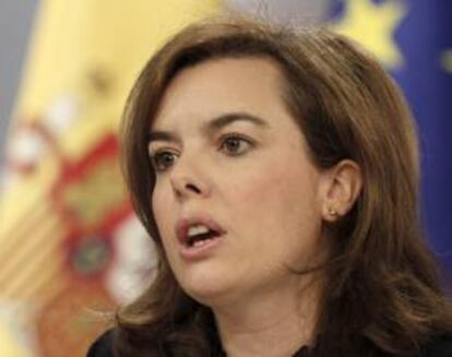 La vicepresidenta del Gobierno, Soraya Sáenz de Santamaría, durante la rueda de prensa tras la reunión del Consejo de Ministros, en el Palacio de la Moncloa.