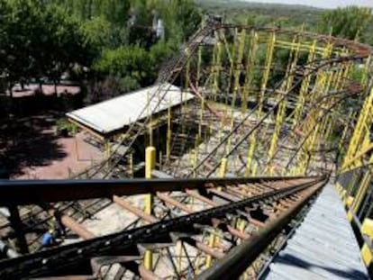 Operarios del Parque de Atracciones de Madrid desmontan la montaña rusa más antigua de la capital española, los "Siete Picos". EFE/Archivo