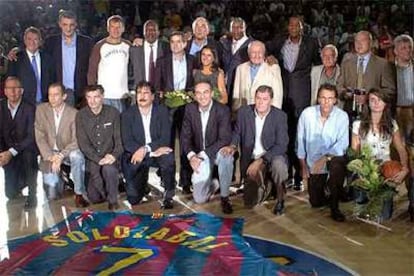 Solozábal y su mujer Montse, en el centro, posan con ex jugadores y técnicos ante una camiseta gigante con el número 7 del ex base del Barcelona. De pie y de izquierda a derecha, Brabender, Romay, Jiménez, Sibilio, De la Cruz, Norris, Kucharski, Mike Davis, Serra, Corbalán y Zeravica. Abajo, Ansa, Llorente, Creus, Flores, Epi, López Abril, Costa y una de las hijas de Solozábal.