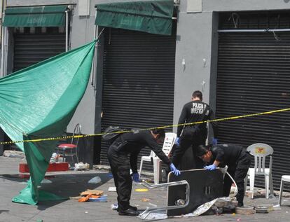 Policías en la escena del ataque en Garibaldi. 