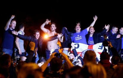 Hinchas del Leicester celebran el título enfrente de la casa de Jamie Vardy. 