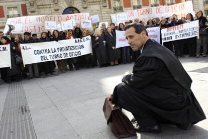 Un abogado del turno de oficio posa delante de la manifestación en la Puerta del Sol.