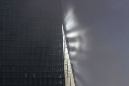 Rayos de sol inciden en la fachada del Banco Central Europeo en Frncfort (Alemania).