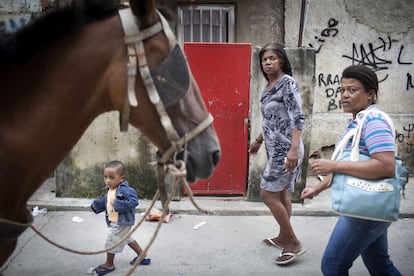 As carroças levadas por cavalos são um meio de transporte de cargas comum na favela.