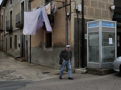 Un vecino de Alcañices (Zamora), pasea por el centro de la población.