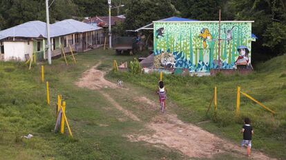 Una calle de Puerto Matilde con la vista de un mural sensibilizando sobre la preservación de la biodiversidad de la región.