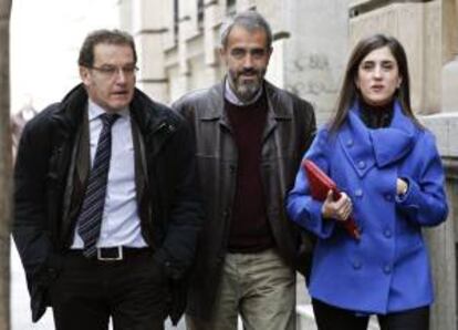 El coordinador de los centros de salud, José Luis Quintana (c), a su llegada a la Consejería.