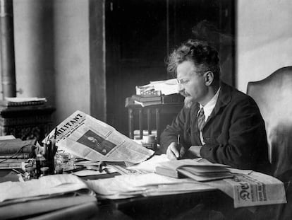 Leon Trotsky no escritório de sua casa no México.