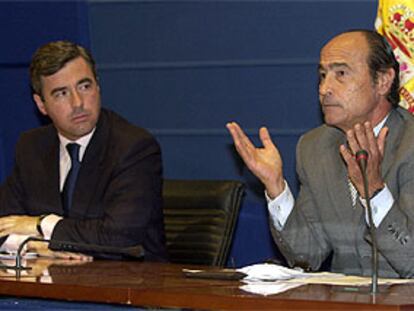 Ángel Acebes y Santiago López Valdivielso, en la rueda de prensa tras el crimen de ayer.