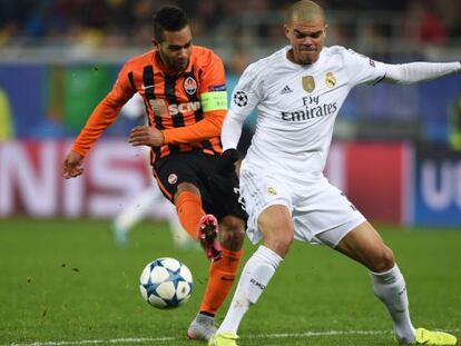 Pepe lucha con Teixeira, del Shakhtar, por un bal&oacute;n.