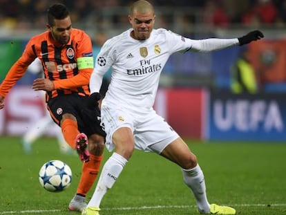 Pepe lucha con Teixeira, del Shakhtar, por un bal&oacute;n.