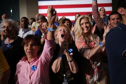 Un grupo de mujeres celebra la ventaja de Hillary Clinton en Florida.