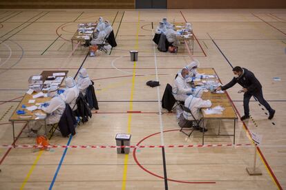 Un joven ejerce su derecho al voto durante las elecciones autonmicas de Catalu?a, el 14 de febrero, en la franja horaria reservada para personas positivas en coronavirus o en cuarentena.