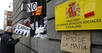 13 de enero de 2013. Manifestación para protestar contra las privatizaciones de la sanidad aprobadas por el Gobierno madrileño, que discurrió desde la Plaza de Colón hasta el Ministerio de Sanidad, en el paseo del Prado, la segunda marcha de las "batas blancas" en lo que va de 2013 convocada por los sindicatos de la Mesa sectorial de Sanidad. 
 