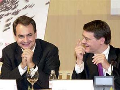 José Luis Rodríguez Zapatero y Jordi Sevilla, ayer en la presentación del libro <b></b><i>De nuevo socialismo.</i>
