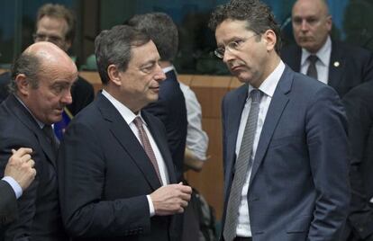 De izquierda a derecha, Luis de Guindos (ministro de Economía), Mario Draghi (presidente del BCE)y Jeroen Dijsselbloem (presidente del Eurogrupo) en marzo pasado