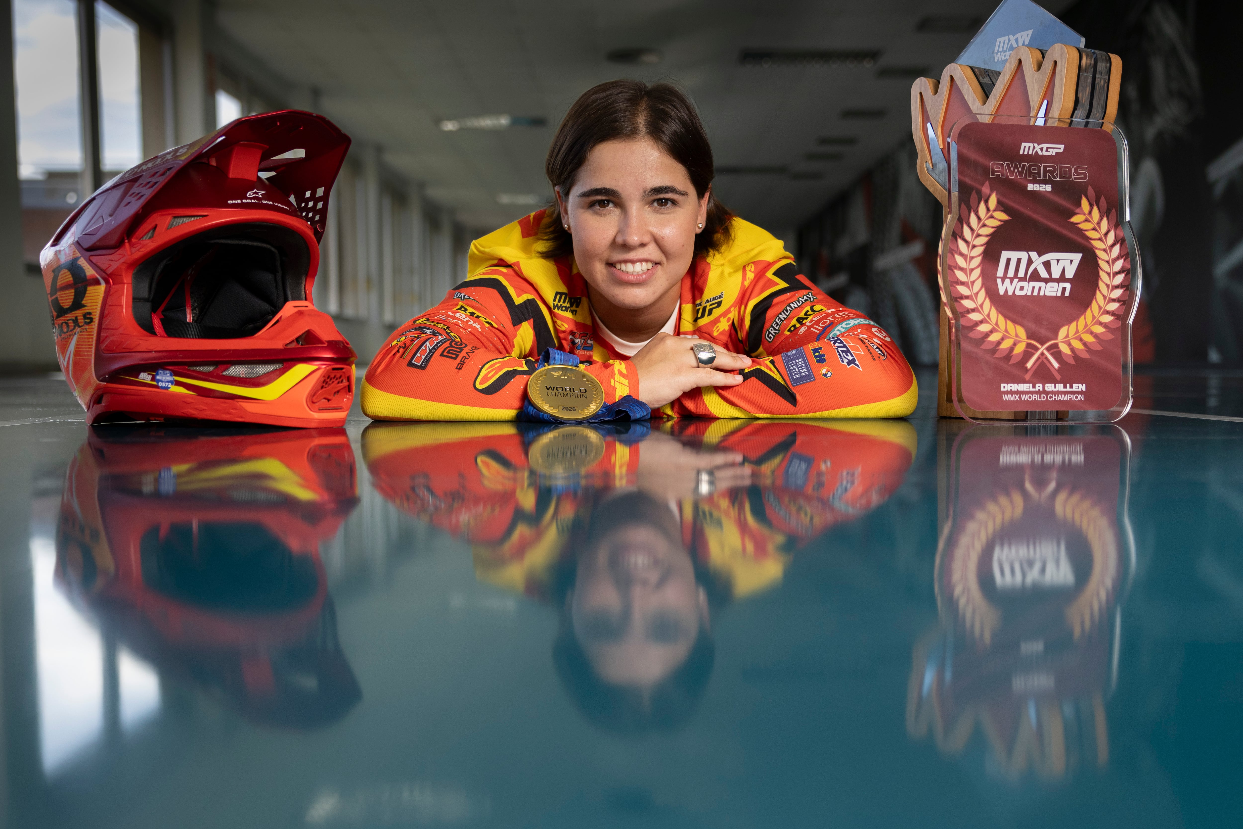 Daniela Guillén posa orgullosa con sus trofeos y la histórica medalla de campeona del mundo de motocross.